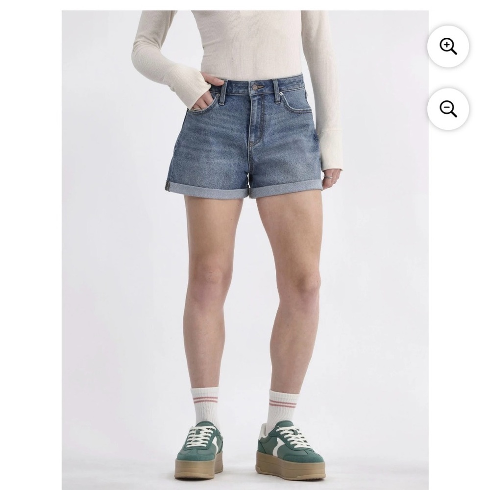 No Boundaries Jean Denim Women’s Size 8 Blue Shorts High Rise Shorts 3" Inseam